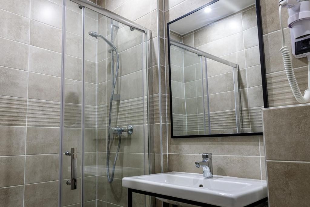 Vasque blanche et miroir rond encadré de bois