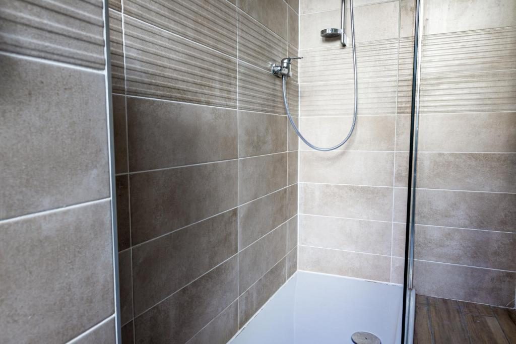 Douche avec paroi vitrée